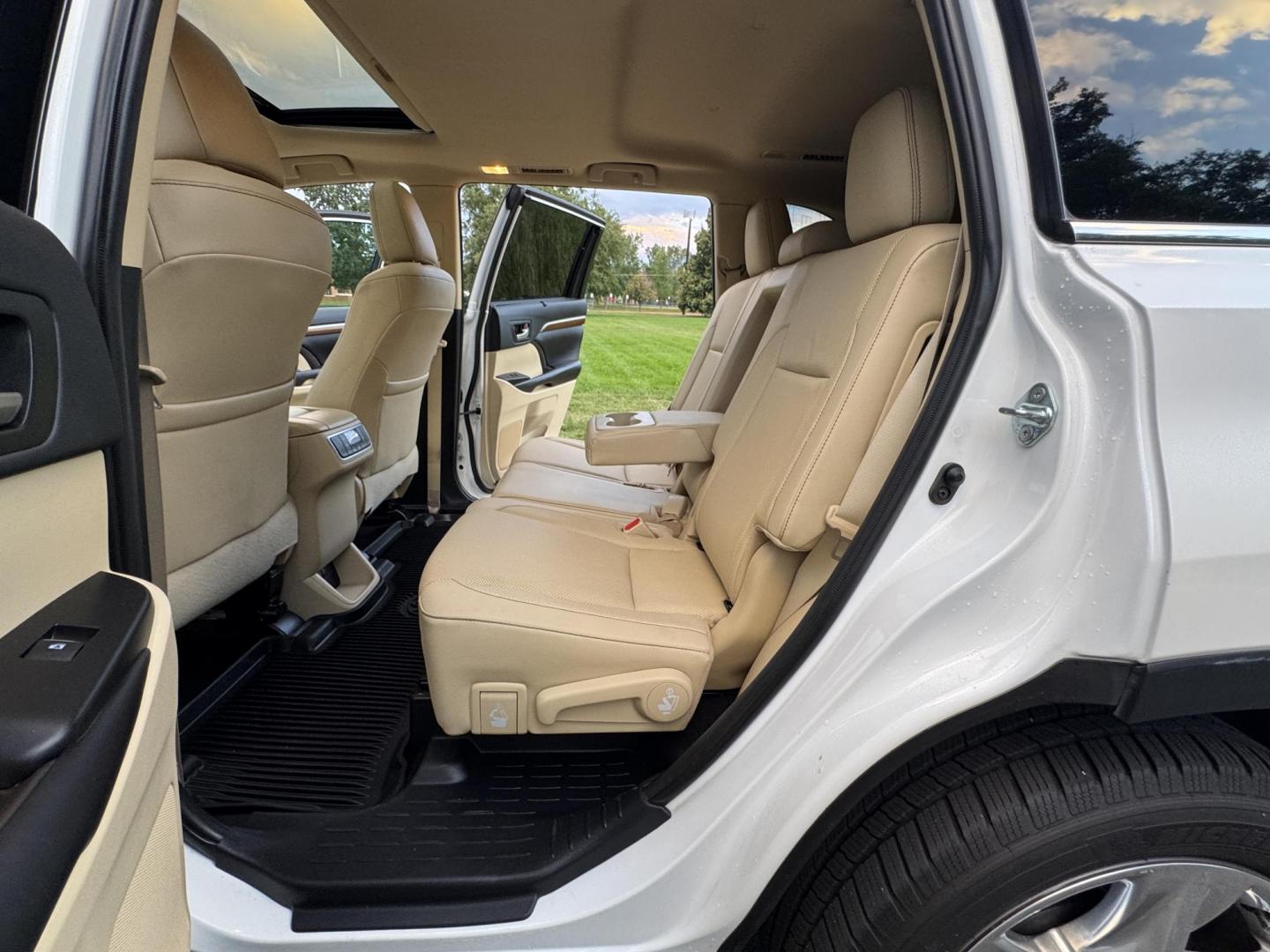 2019 White /Tan Toyota Highlander Limited AWD V6 (5TDDZRFH5KS) with an 3.5L V6 DOHC 24V engine, 6A transmission, located at 2510 47th St. Suite 200, Boulder, CO, 80301, (303) 641-0333, 40.026196, -105.243217 - This Beautiful New Mexico owned 2019 Toyota Highlander Limited is a recent acquisition by Boulder Motors. It is finished in Toyota’s Blizzard Pearl with Tan Interior. The Car Fax and Auto check is clean and Clear showing no accidents. The Colorado title is Clean Clear. Premium Features include: - Photo#74