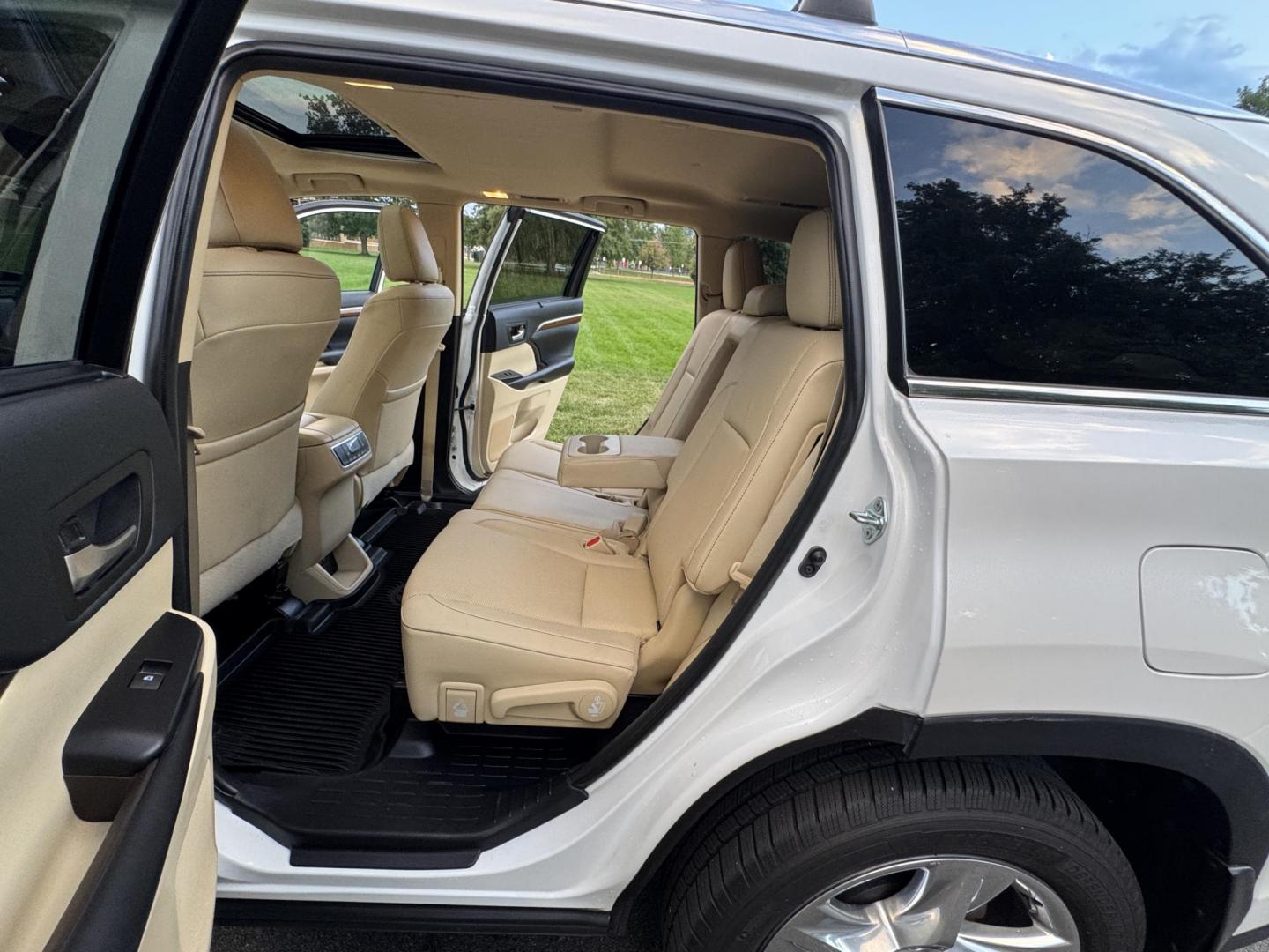 2019 White /Tan Toyota Highlander Limited AWD V6 (5TDDZRFH5KS) with an 3.5L V6 DOHC 24V engine, 6A transmission, located at 2510 47th St. Suite 200, Boulder, CO, 80301, (303) 641-0333, 40.026196, -105.243217 - This Beautiful New Mexico owned 2019 Toyota Highlander Limited is a recent acquisition by Boulder Motors. It is finished in Toyota’s Blizzard Pearl with Tan Interior. The Car Fax and Auto check is clean and Clear showing no accidents. The Colorado title is Clean Clear. Premium Features include: - Photo#73