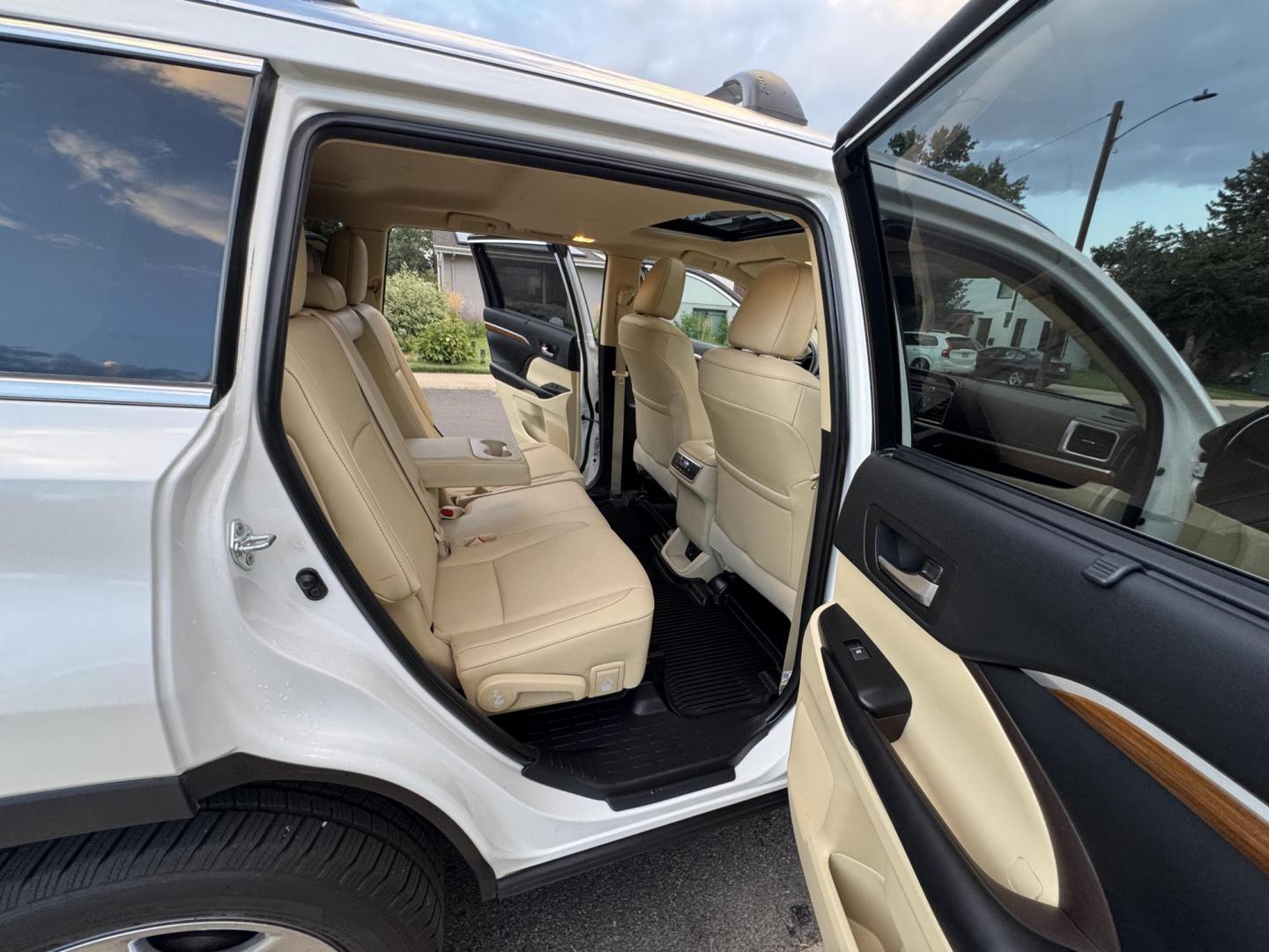 2019 White /Tan Toyota Highlander Limited AWD V6 (5TDDZRFH5KS) with an 3.5L V6 DOHC 24V engine, 6A transmission, located at 2510 47th St. Suite 200, Boulder, CO, 80301, (303) 641-0333, 40.026196, -105.243217 - This Beautiful New Mexico owned 2019 Toyota Highlander Limited is a recent acquisition by Boulder Motors. It is finished in Toyota’s Blizzard Pearl with Tan Interior. The Car Fax and Auto check is clean and Clear showing no accidents. The Colorado title is Clean Clear. Premium Features include: - Photo#76