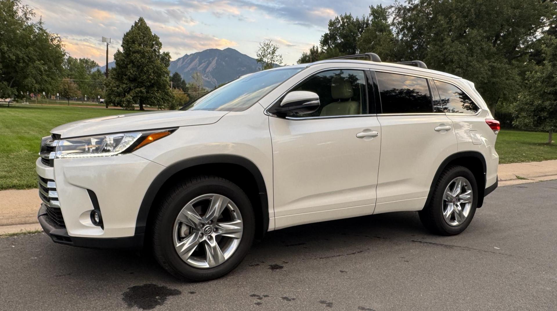 2019 White /Tan Toyota Highlander Limited AWD V6 (5TDDZRFH5KS) with an 3.5L V6 DOHC 24V engine, 6A transmission, located at 2510 47th St. Suite 200, Boulder, CO, 80301, (303) 641-0333, 40.026196, -105.243217 - This Beautiful New Mexico owned 2019 Toyota Highlander Limited is a recent acquisition by Boulder Motors. It is finished in Toyota’s Blizzard Pearl with Tan Interior. The Car Fax and Auto check is clean and Clear showing no accidents. The Colorado title is Clean Clear. Premium Features include: - Photo#86