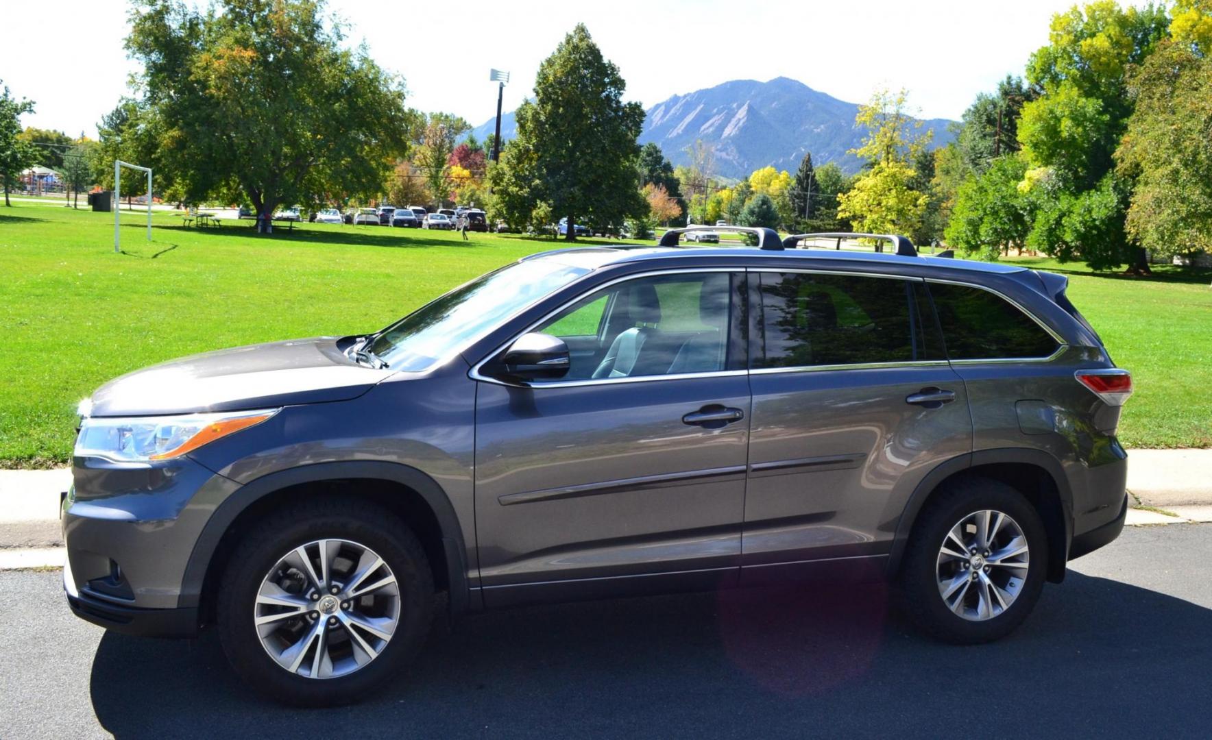 2014 Gray /Black Toyota Highlander XLE AWD V6 (5TDJKRFH5ES) with an 3.5L V6 DOHC 24V engine, 6-Speed Automatic transmission, located at 2510 47th St. Suite 200, Boulder, CO, 80301, (303) 641-0333, 40.026196, -105.243217 - This exceptional Colorado-owned 2014 Toyota Highlander XLE is a recent addition to the Boulder Motors inventory. It is finished in Toyota’s Predawn Gray Mica with Black Interior. The Car Fax and Auto check is clean and Clear showing no accidents. The Colorado title is Clean Clear. Premium Feat - Photo#2
