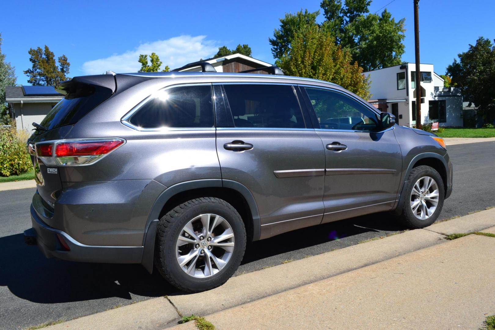 2014 Gray /Black Toyota Highlander XLE AWD V6 (5TDJKRFH5ES) with an 3.5L V6 DOHC 24V engine, 6-Speed Automatic transmission, located at 2510 47th St. Suite 200, Boulder, CO, 80301, (303) 641-0333, 40.026196, -105.243217 - This exceptional Colorado-owned 2014 Toyota Highlander XLE is a recent addition to the Boulder Motors inventory. It is finished in Toyota’s Predawn Gray Mica with Black Interior. The Car Fax and Auto check is clean and Clear showing no accidents. The Colorado title is Clean Clear. Premium Feat - Photo#6