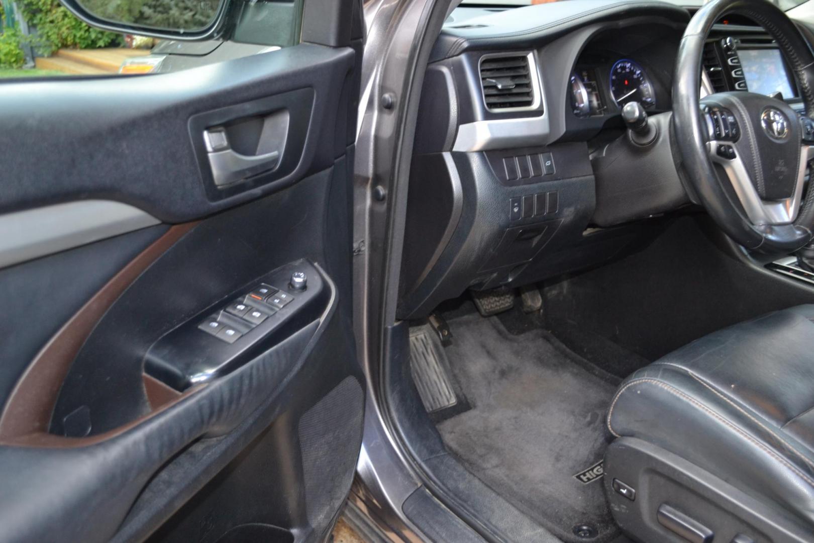 2014 Gray /Black Toyota Highlander XLE AWD V6 (5TDJKRFH5ES) with an 3.5L V6 DOHC 24V engine, 6-Speed Automatic transmission, located at 2510 47th St. Suite 200, Boulder, CO, 80301, (303) 641-0333, 40.026196, -105.243217 - This exceptional Colorado-owned 2014 Toyota Highlander XLE is a recent addition to the Boulder Motors inventory. It is finished in Toyota’s Predawn Gray Mica with Black Interior. The Car Fax and Auto check is clean and Clear showing no accidents. The Colorado title is Clean Clear. Premium Feat - Photo#13