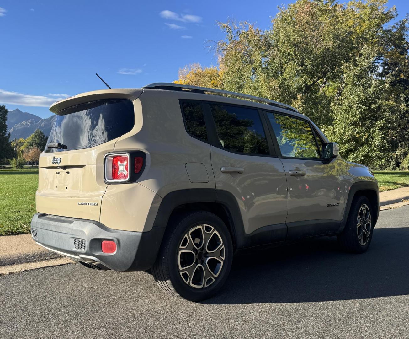 2015 Tan /Gray Jeep Renegade Limited FWD (ZACCJADTXFP) with an 2.4L L4 engine, 9-Speed Automatic transmission, located at 2510 47th St. Suite 200, Boulder, CO, 80301, (303) 641-0333, 40.026196, -105.243217 - Photo#12