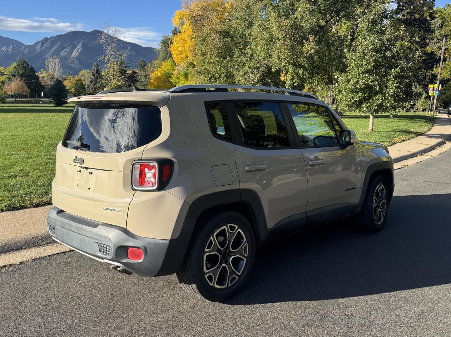 2015 Tan /Gray Jeep Renegade Limited FWD (ZACCJADTXFP) with an 2.4L L4 engine, 9-Speed Automatic transmission, located at 2510 47th St. Suite 200, Boulder, CO, 80301, (303) 641-0333, 40.026196, -105.243217 - Photo#10